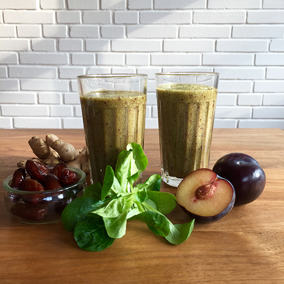 Scharfe Pflaume im grünem Smoothie