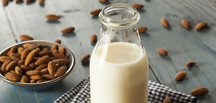 Mandelmilch in einer Glasflasche