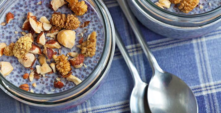 Chia-Pudding mit Maulbeer-Nuss-Topping