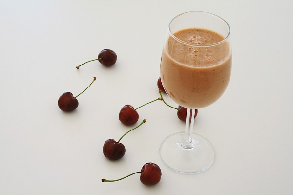 Veganer Soja-Shake mit Süßkirschen
