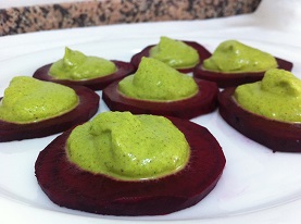 Haselnuss-Rote-Bete-Canap&eacute;s
